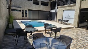 7 outdoor pools