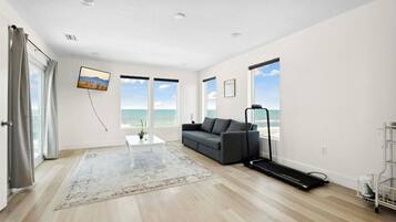 Smart TV, books, stereo