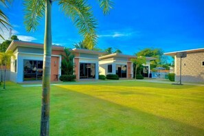 A residential area with modern houses, well-maintained lawns, and palm trees. - The Memories Hill Phuket (Phuket)