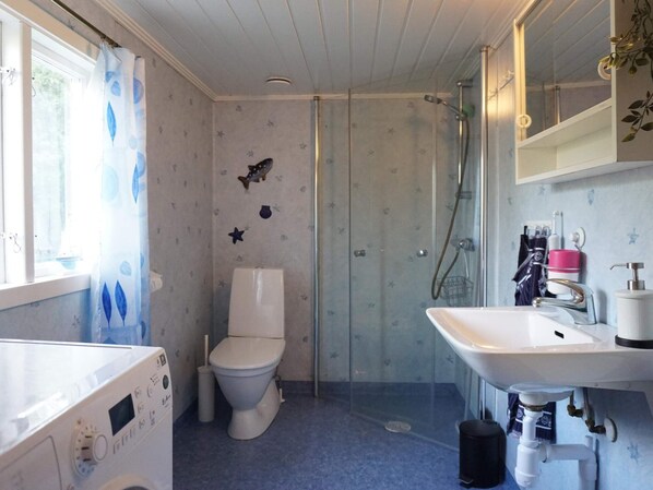 Un baño con inodoro, ducha y lavamanos.