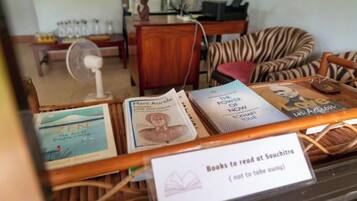Un espacio de lectura con libros y un cartel que indica que es un lugar para leer en Souchitro.