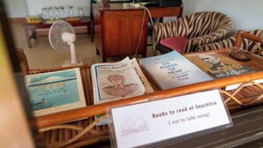 Exposição de livros com um aviso indicando que são para leitura em Souchitra.