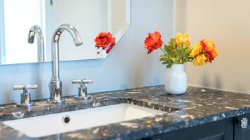 Standard Room | Bathroom | Shower, rainfall showerhead, free toiletries, hair dryer