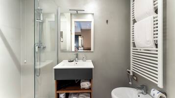 Standardzimmer | Badezimmer | Dusche, Regendusche, kostenlose Toilettenartikel, Haartrockner