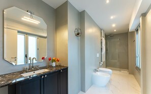 Standardzimmer | Badezimmer | Dusche, Regendusche, kostenlose Toilettenartikel, Haartrockner