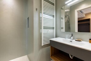 Standard Room | Bathroom | Towels, soap, shampoo, toilet paper