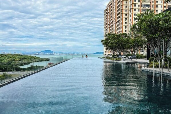 สระว่ายน้ำกลางแจ้ง