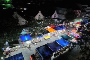 A nighttime outdoor market with tents and people. - Little Malang Hostel (Klojen)