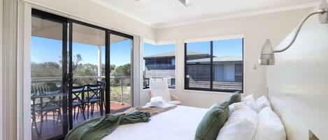 4 chambres, bureau, fer et planche à repasser, lit parapluie