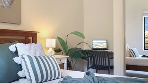 Schreibtisch, Bügeleisen/Bügelbrett, Reisekinderbett, WLAN