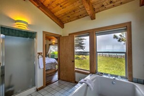 3 عدّة غرف نوم وخدمة الإنترنت وملاءات أسرّة