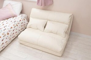 A bedroom with a bed, a sofa, and a window. - Rose Park Second House (Funabashi)
