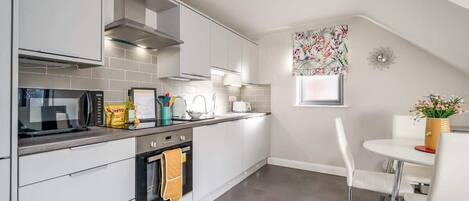 Frigorífico, microondas, horno y tostadora