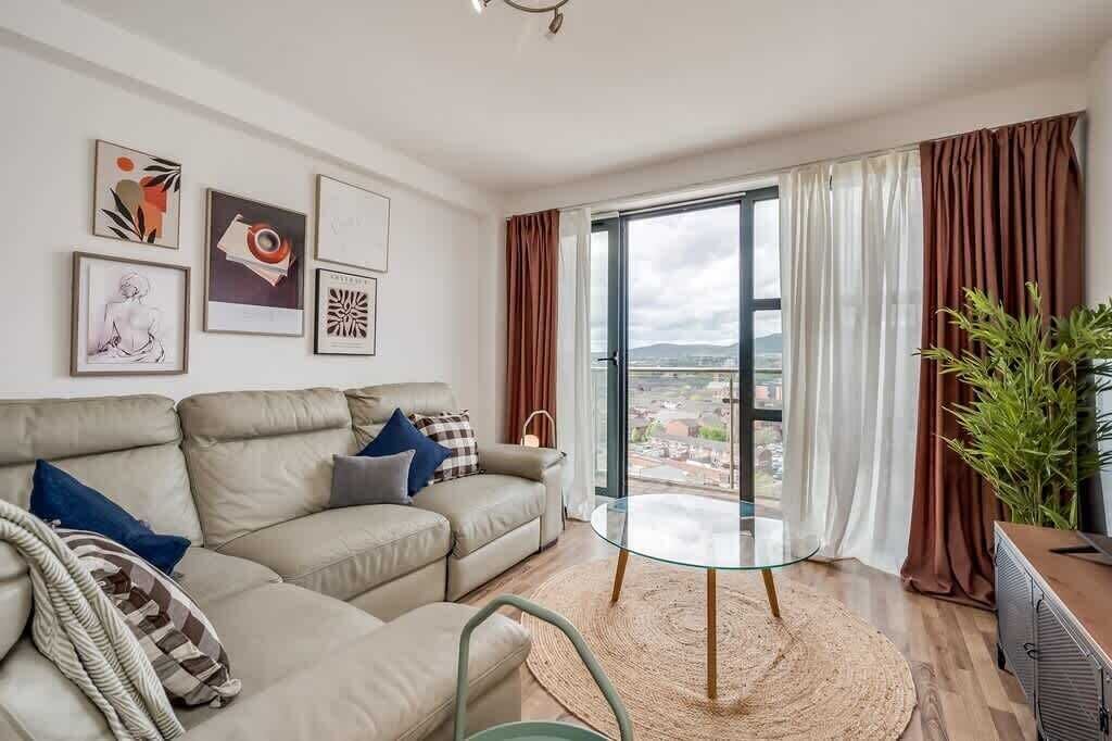 Una televisión, una oficina