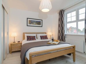 2 quartos, ferros/tábuas de passar roupa, Wi-Fi, roupa de cama