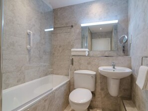 Chuveiro, toalhas de banho