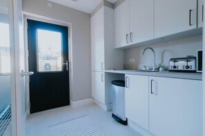 Een koelkast, een magnetron, een oven, een vaatwasser