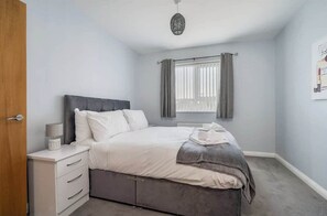 2 bedrooms, iron/ironing board, travel cot, WiFi - Superior Apartment by Central Belfast Apartments (Belfast)