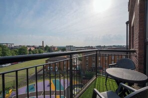 Outdoor dining - Superior Apartment by Central Belfast Apartments (Belfast)