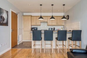 Interior - Superior Apartment by Central Belfast Apartments (Belfast)