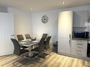 Dining - Superior 2-Bedroom Apartment w/Sofa Bed (Belfast)