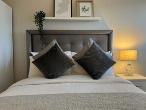 2 habitaciones, tabla de planchar con plancha, cuna de viaje y wifi 