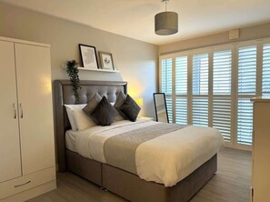 2 bedrooms, iron/ironing board, travel cot, WiFi - Superior 2-Bedroom Apartment w/Sofa Bed (Belfast)