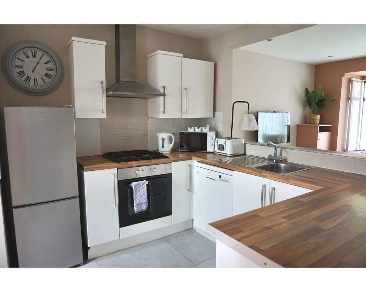 Kjøleskap, mikrobølgeovn, ovn og oppvaskmaskin