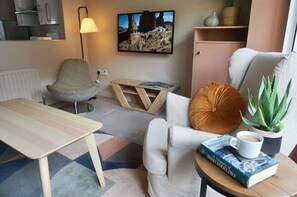 TV - Cosy & Modern Family Style House (Belfast)
