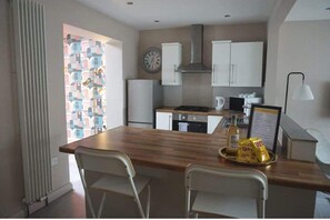 Fridge, microwave, oven, dishwasher - Cosy & Modern Family Style House (Belfast)