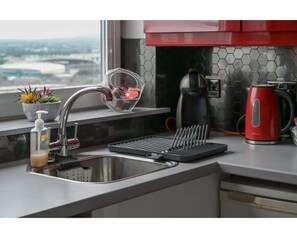 Jääkaappi, mikroaaltouuni, uuni, leivänpaahdin