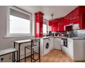 Jääkaappi, mikroaaltouuni, uuni, leivänpaahdin