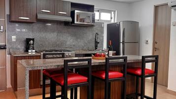 冷蔵庫、電子レンジ、オーブン、コンロ