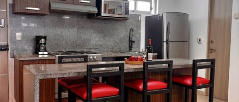 Refrigerador, microondas, horno, placa de cocina