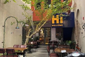 Outdoor dining - Kim’s House Entire Villa 6-BR Near My Khe Beach (Da Nang)