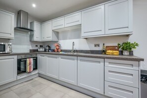 冷蔵庫、電子レンジ、オーブン、食器洗い機