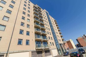 Exterior - Comfortable, family-sized 3-Bedroom Apartment (Belfast)