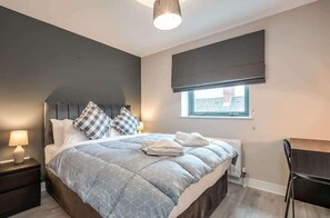 3 bedrooms, iron/ironing board, travel cot, WiFi - Comfortable, family-sized 3-Bedroom Apartment (Belfast)