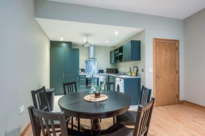 Dining - Comfortable, family-sized 3-Bedroom Apartment (Belfast)