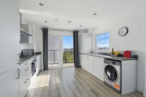 Kjøleskap, mikrobølgeovn, ovn og oppvaskmaskin