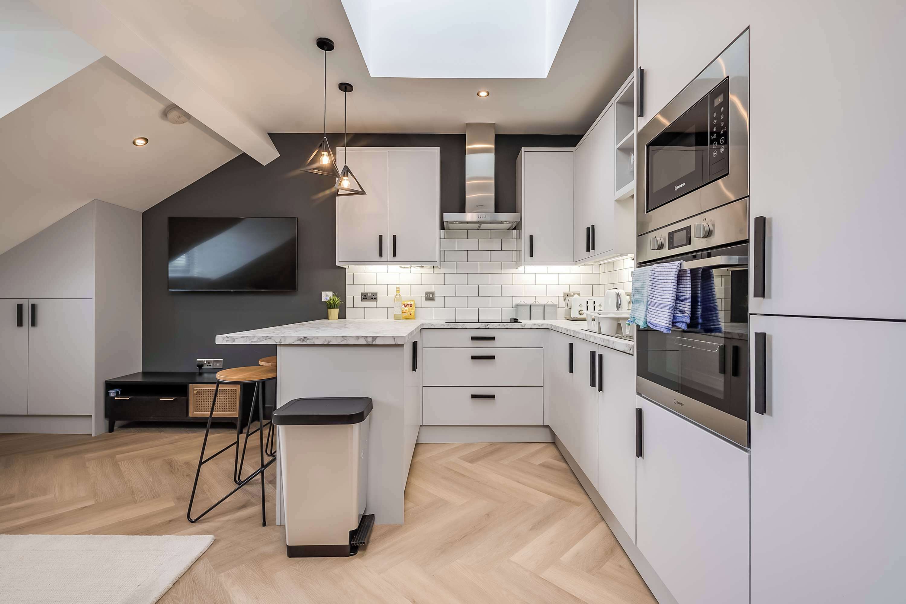 Kylskåp, mikrovågsugn, ugn och brödrost