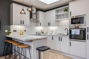 Fridge, microwave, oven, toaster - One Bedroom Apartment (Belfast)