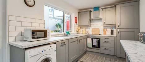 Een koelkast, een magnetron, een oven, een vaatwasser