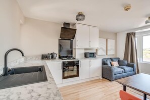 Fridge, microwave, oven, toaster - Cosy 1-bed apt w/ parking - Queen's Hideaway (Belfast)