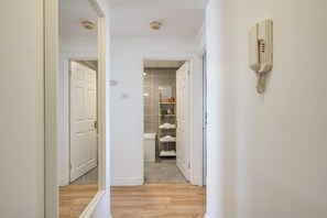 Interior - Cosy 1-bed apt w/ parking - Queen's Hideaway (Belfast)