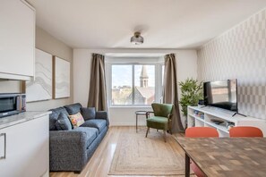 TV - Cosy 1-bed apt w/ parking - Queen's Hideaway (Belfast)