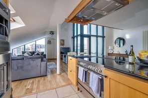 Geladeira, micro-ondas, fogão, lava-louças