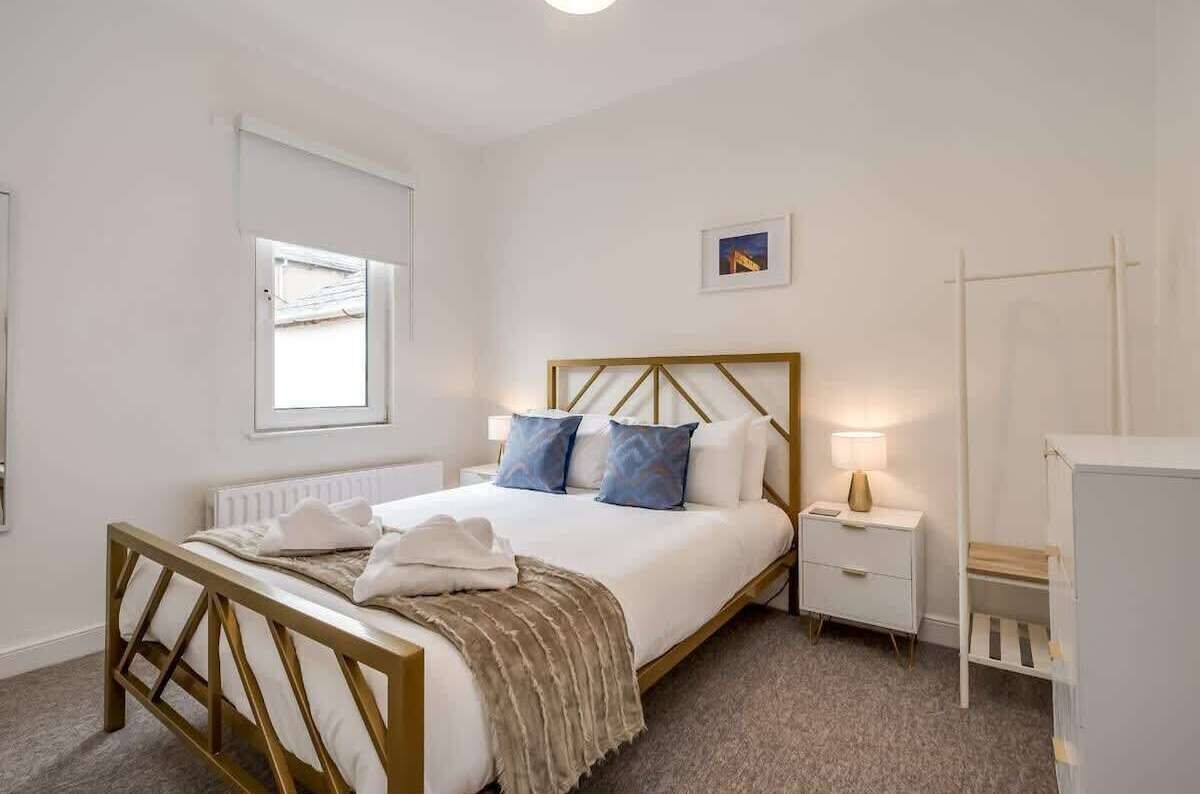 2 عدّة غرف نوم ومكواة/لوح كي وسرير سفر وواي فاي