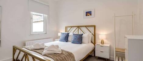 2 عدّة غرف نوم ومكواة/لوح كي وسرير سفر وواي فاي