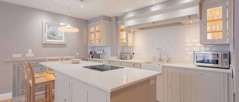 Refrigerador, microondas, horno y lavavajillas